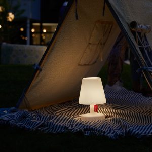 Kabellose Designleuchte von Fatboy als warmes Raumlicht für das Valentinstag Dinner zu Hause.