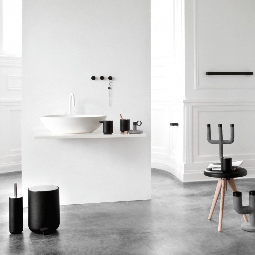 Wellness im eigenen Bad beginnt mit einer bewussten Endscheidung. Hier für ein weißes, freistehendes Becken und Accessoires in Schwarz. Dazu der grauen Boden. Das wirkt!