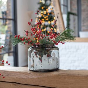 Räder Design Wintervase aus Glas mit Häusermotiv und goldenem Decal. Dekoriert mit Zweigen. Elegantes Element für skandinavische Weihnachtsdekoration.
