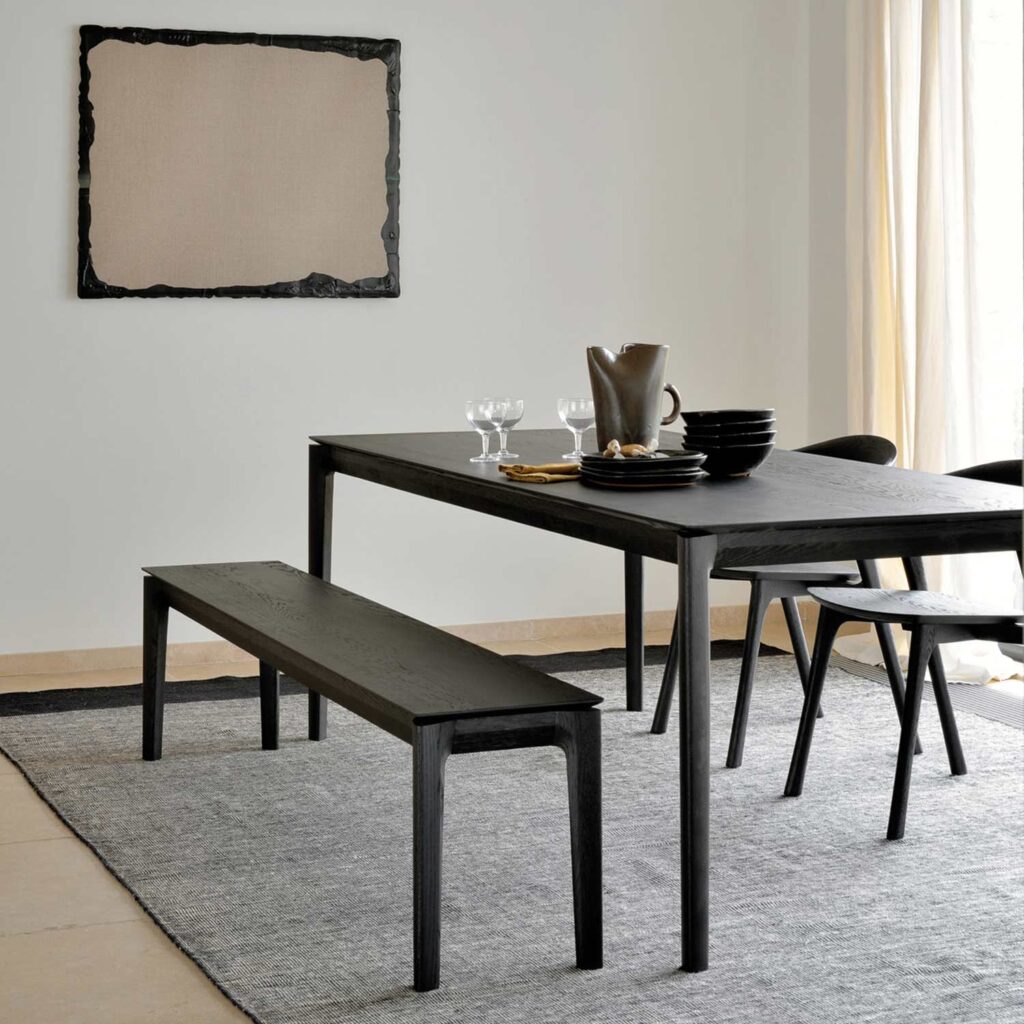 Holz, Holz und nochmal Holz - einer der Interior Trends 2026. Der Ethnicraft Bok Esstisch aus schwarzer Eiche ist er Mittelpunkt am Essplatz.