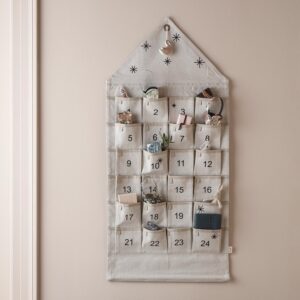 Das Ferm Living Adventskalender Haus ist ein nachhaltiger Stoffkalender im skandinavischen Stil. Perfekt für eine moderne Weihnachtsdekoration.