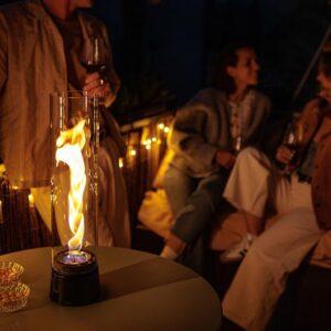 Mit einem Glaszylinder aus hitzebeständigem Borosilikat, bietet das Spin Air Tischfeuer von höfats nicht nur ein sicheres, sondern auch ein faszinierendes Flammenspiel.