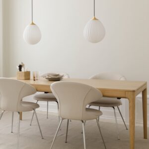 Holz-Esstisch von UMAGE mit reduzierter Tischdeko für ein Valentinstag Dinner zu Hause