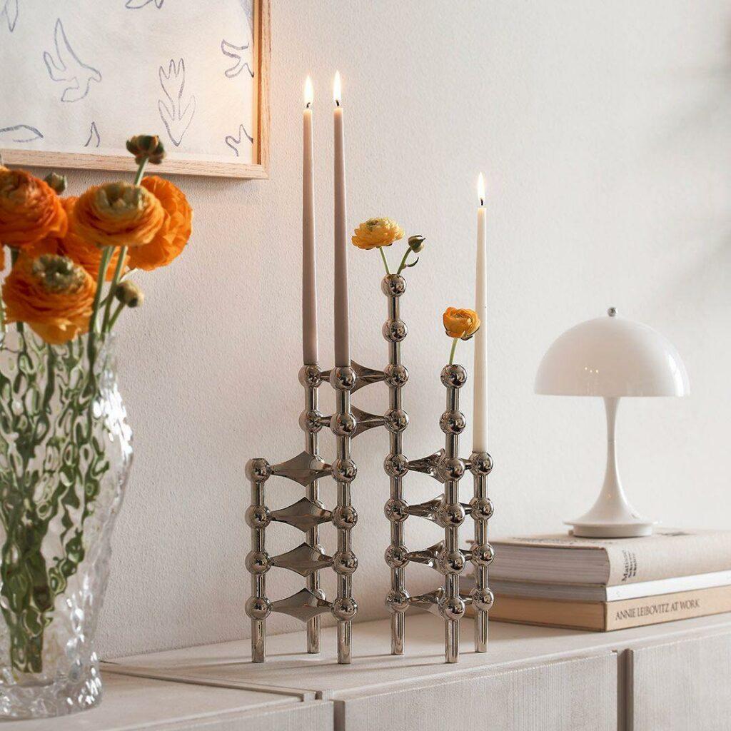 7 frische Ideen für ein Frühstück im Freien 8 STOFF Nagel Kerzenhalter in Chrom aus diversen Einzelelementen auf einem Sideboard