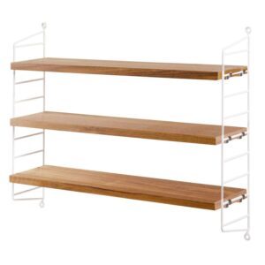 String Furniture Pocket Regal mit Holz-Regalböden und weißen Seitenteilen.