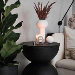 Der markante Pflanzkübel kann sich auch als Beistelltisch sehen lassen.