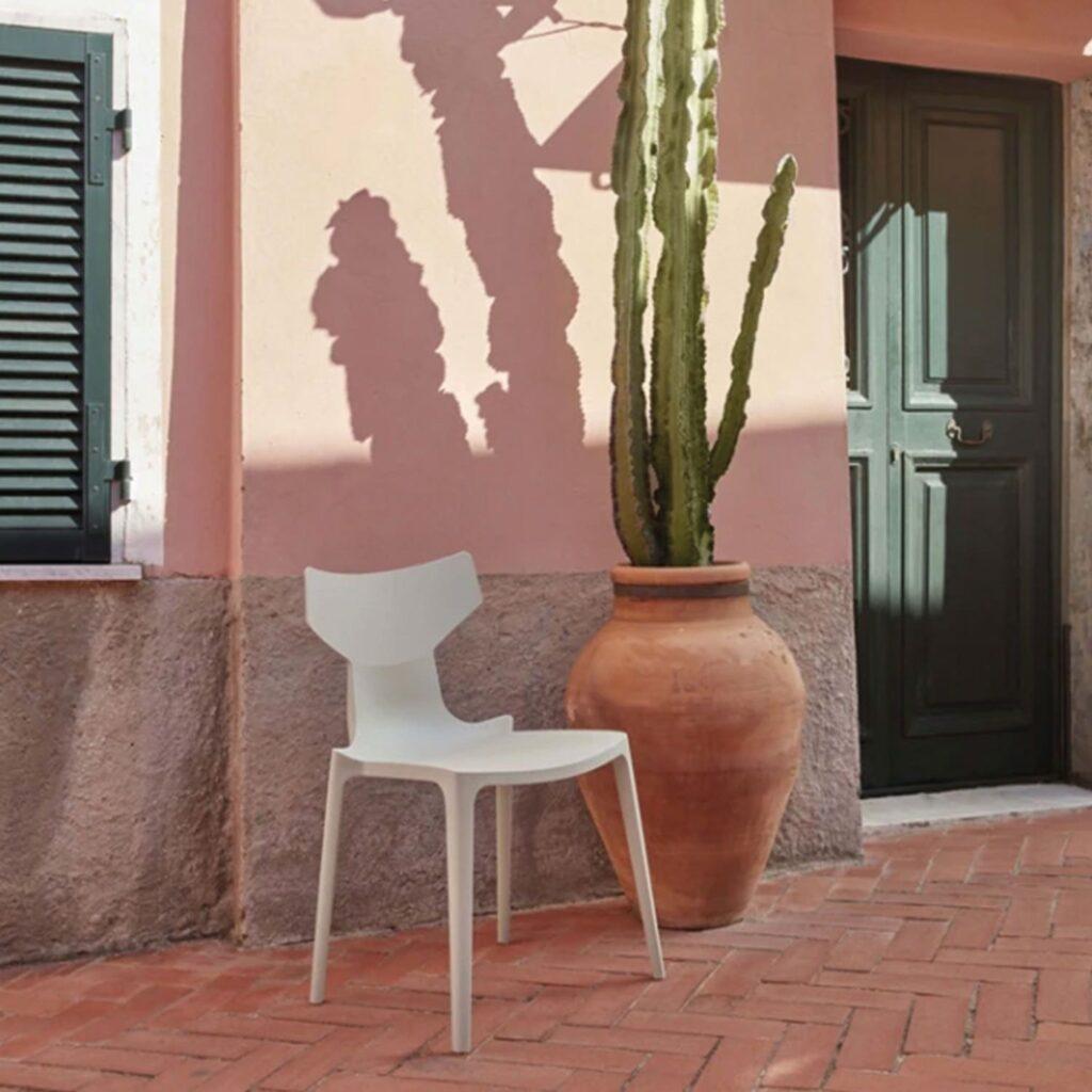 Leichter Stuhl aus recyceltem Kunststoff in reduziertem Design. Hier in Weiß.