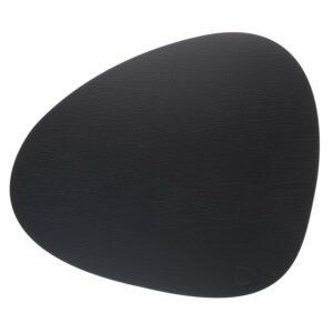 Schwarzes Tischset aus recyceltem Leder mit geschwungener Form. So geht nachhaltig wohnen mit Alltagstauglichkeit.