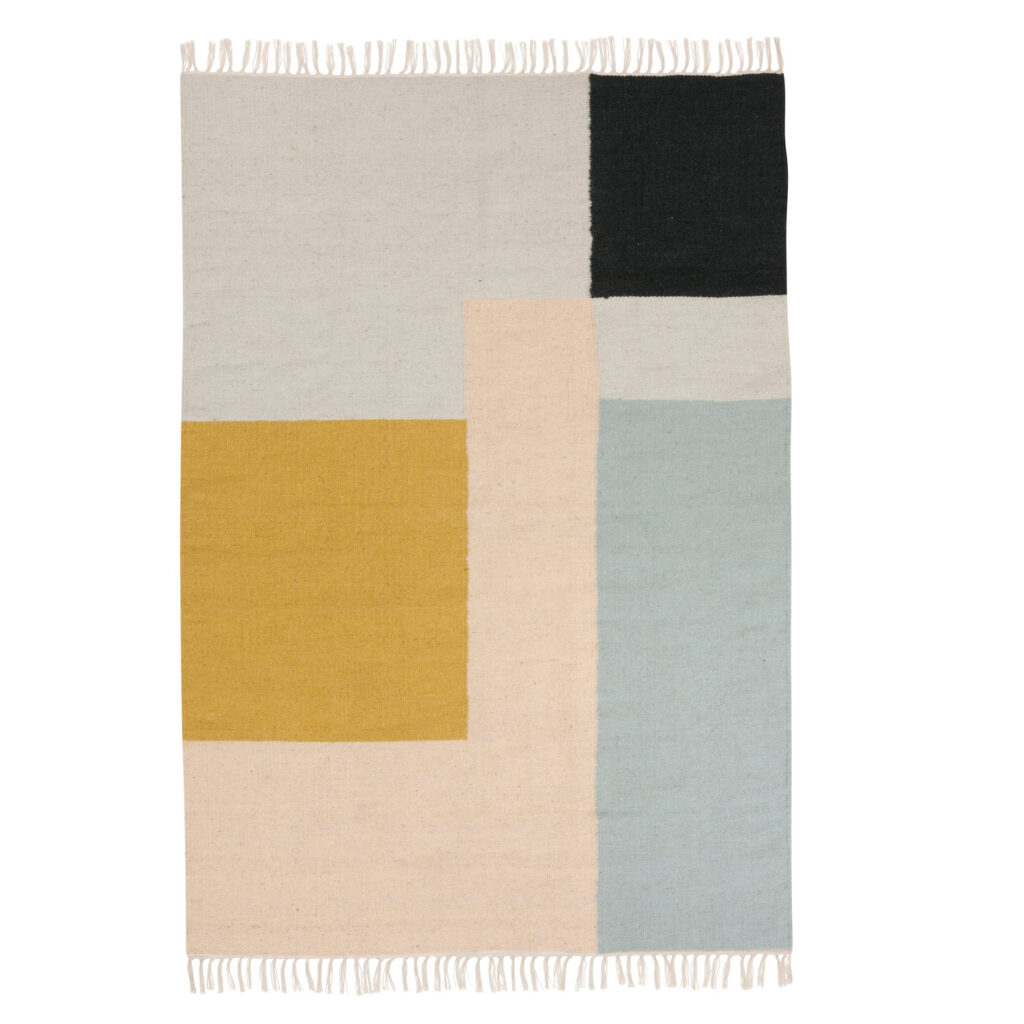 Ferm Living Kelim Rug: handgewebter Teppich mit grafischem Muster und Fransen. Bringt frühlingshafte Farben im Zuhause.