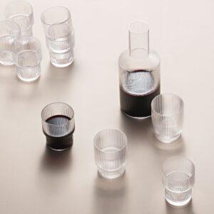 Ferm Living Ripple Gläser und Karaffe aus gerilltem Glas. Eine wunderbare Ergänzung für eine moderne Osterdeko.