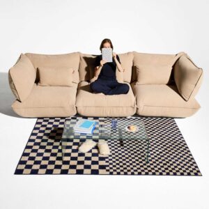 Kleine Räume größer wirken lassen: Hier sind die ultimativen Tipps! 5 Die kompakte Form des modularen Fatboy Sums Sofas lässt kleine Wohnzimmer offener und großzügiger wirken.