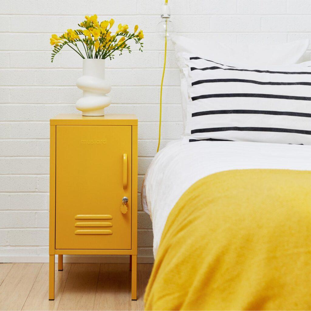 Kleine Räume größer wirken lassen: Hier sind die ultimativen Tipps! 7 Der Mustard Made The Shorty in sonnigem Gelb braucht nicht viel Platz und bietet neben dem Bett viel Stauraum auf kleiner Fläche. Für eine klarere und offenere Raumwirkung.