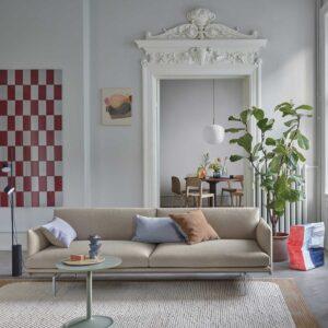 Muuto Outline Sofa in einem kleinen Wohnzimmer mit leichter Silhouette für mehr Offenheit im Raum.