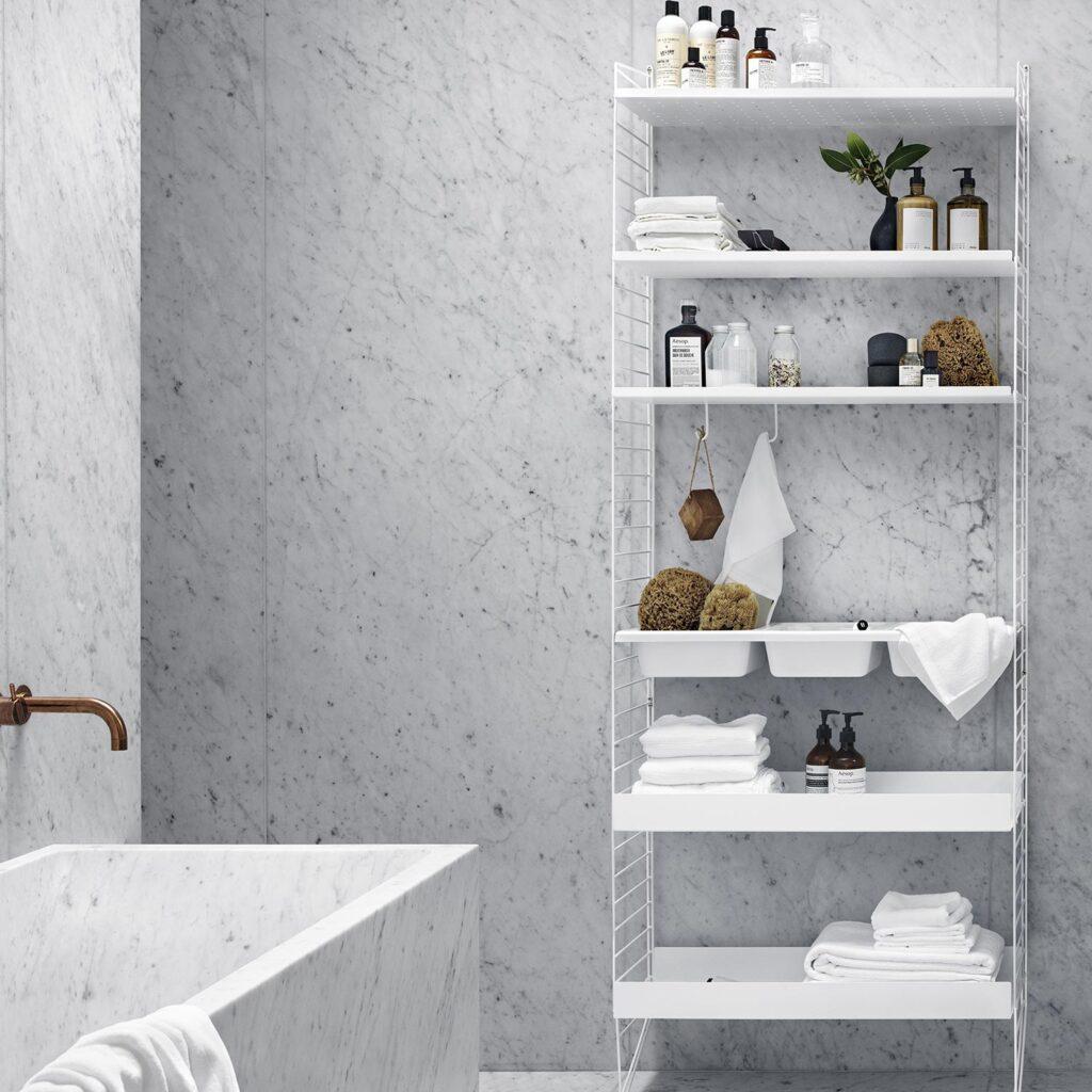 Weißes String Furniture Badregal Konfiguration B12 für offenen Stauraum im Wellnessbad.