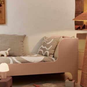 Frühlingsdeko: So atmet Ihr Zuhause wieder auf 7 Komfortabel, strapazierfähig , pflegeleicht und minutiös bestickt: das dezente Ferm Living Kove Kissen auf einem Bett mit passender Decke.