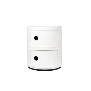 Der weiße Kartell Componibili mit zwei Fächern bietet Stauraum und ist gleichzeitig ein praktisches Beistellmöbel.