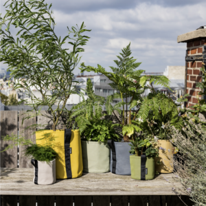 Kleinen Balkon gestalten: Effektive Ideen für mehr Raumgefühl auf wenigen Quadratmetern 14 Bacsac POT Pflanztasche mit Pflanzen auf kleinem Balkon. In verschiedenen Größen und Farben: Grau, Gelb, Grün und Blau.
