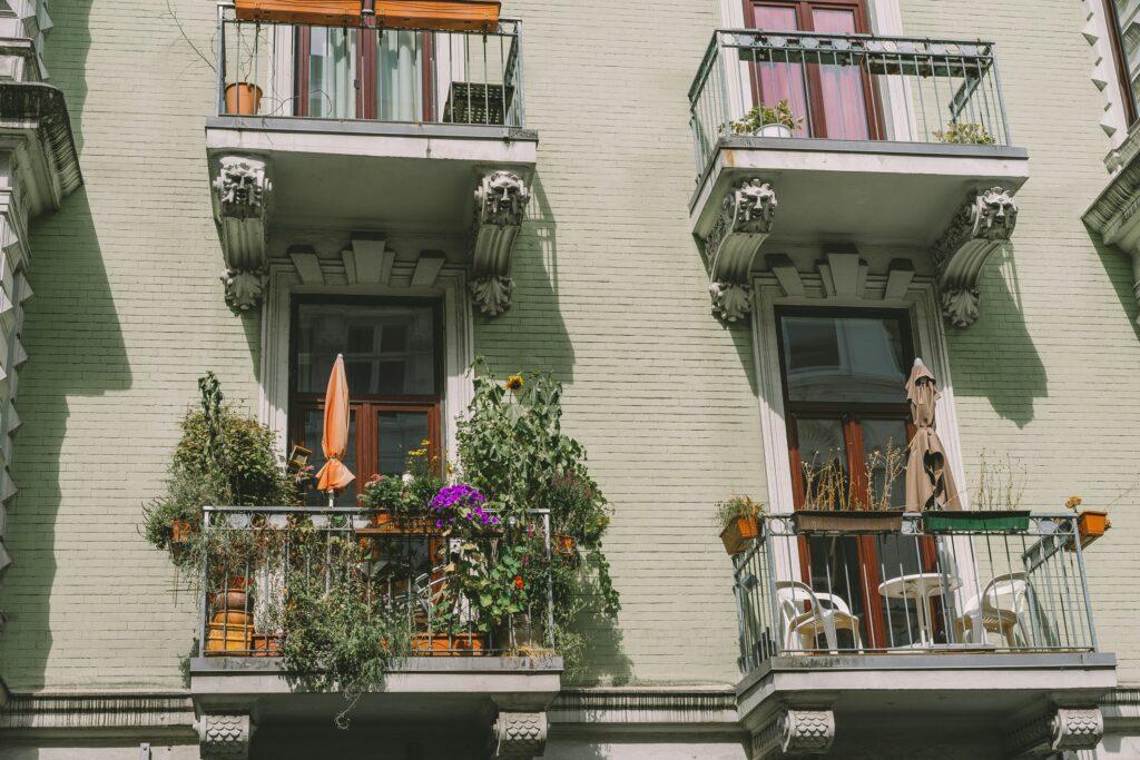 Kleinen Balkon gestalten: Effektive Ideen für mehr Raumgefühl auf wenigen Quadratmetern 1 Einen kleinen Balkon gestalten ist eine Herausforderung. Vier ganz unterschiedliche Balkonbeispiele an einem Stadthaus.
