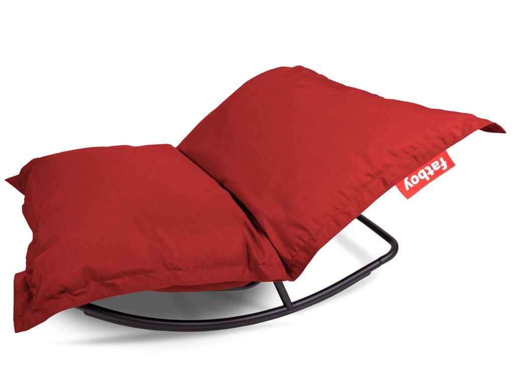 Kleinen Balkon gestalten: Effektive Ideen für mehr Raumgefühl auf wenigen Quadratmetern 7 Der Fatboy Rock ’n Roll Outdoor Schaukelstuhl in knalligem Rot ist einfach ein Hingucker. Und so gemütlich.