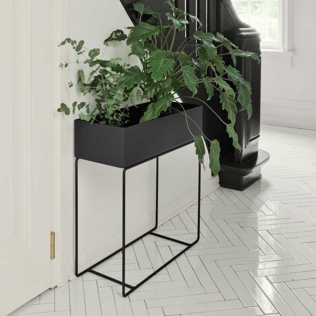 Frühlingsdeko: So atmet Ihr Zuhause wieder auf 11 Die schwarze Ferm Living Plant Box macht sich im Entree auch neben der Treppe gut. Grünpflanzen sehen darin einfach stylish aus.