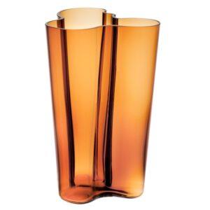In Orange ist die hohe ittala Aalto Vase natürlich ein absoluter Hingucker.