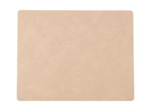 Natürlich wohnen: wirklich coole Ideen mit Holz, Glas & Erdtönen 8 Beiges LIND DNA tableMAT Nupo Square Tischset aus recyceltem Leder für natürlich gedeckte Tische mit Holz, Glas und Keramik.