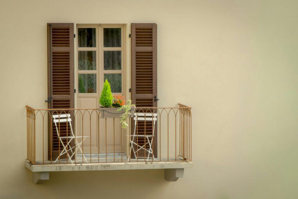 Kleinen Balkon gestalten: Effektive Ideen für mehr Raumgefühl auf wenigen Quadratmetern 15 Zwei weiße Klappstühle und ein bepflanzter Balkonkasten – mehr braucht es nicht für einen wundervollen Balkonmoment.