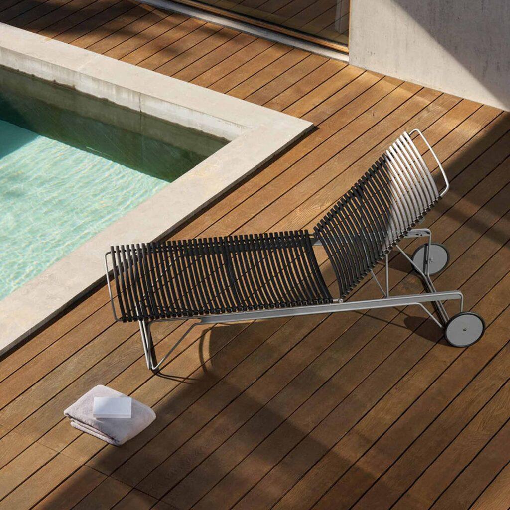 Schwarze HOUE Click Gartenliege am Pool
