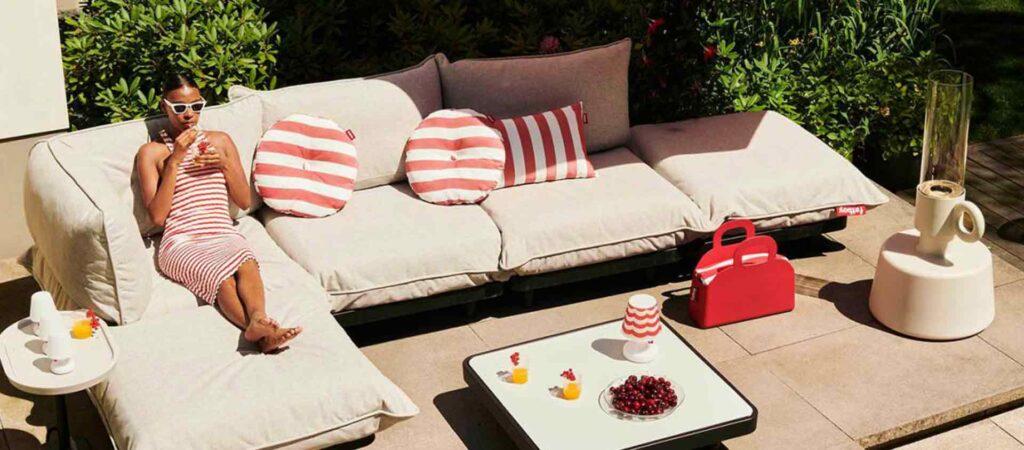 Outdoor Living: Design-Ideen für Balkon, Terrasse & Garten 9 Hellbeiges Fatboy Paletti Outdoor-Sofa als modulare Lounge auf Terrasse oder im Garten