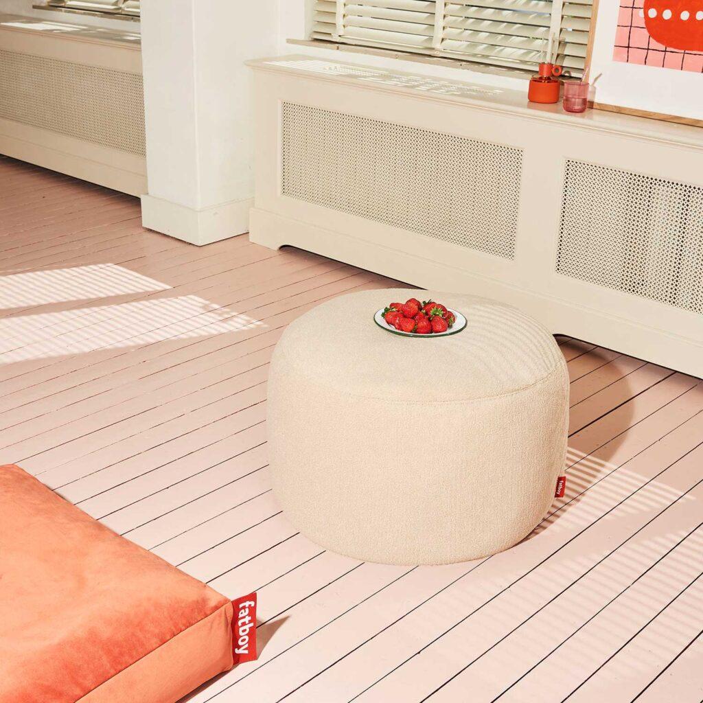 Summer Vibes: 7 geniale Farbideen für zu Hause 9 Fatboy Point large Sherpa Sitzhocker in hellem sommerlichem Wohnbereich