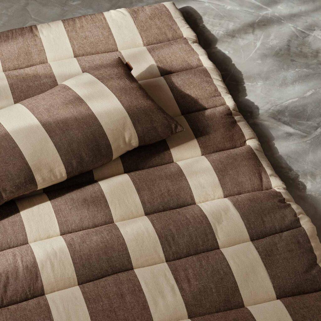 Summer Vibes: 7 geniale Farbideen für zu Hause 4 Ferm Living – Strand Kissen mit Streifenmuster auf Sitzmatte
