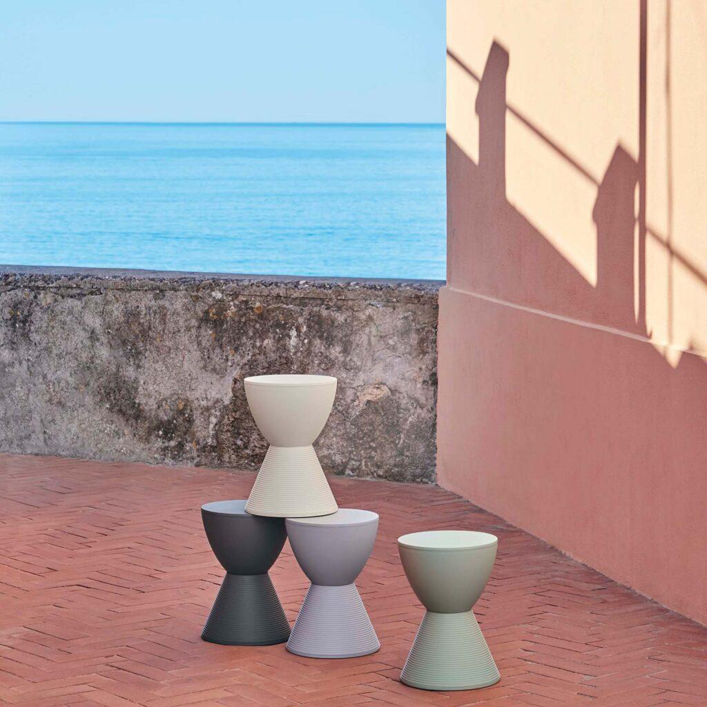 Summer Vibes: 7 geniale Farbideen für zu Hause 1 Jede Menge Farbideen für zu Hause: Kartell – Prince AHA Hocker auf Terrasse mit Meerblick