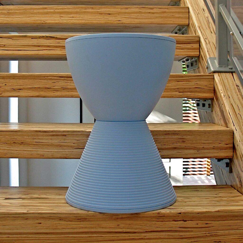 Summer Vibes: 7 geniale Farbideen für zu Hause 7 Kartell – Prince AHA Hocker in Blau als farbiger Akzent auf Holztreppe