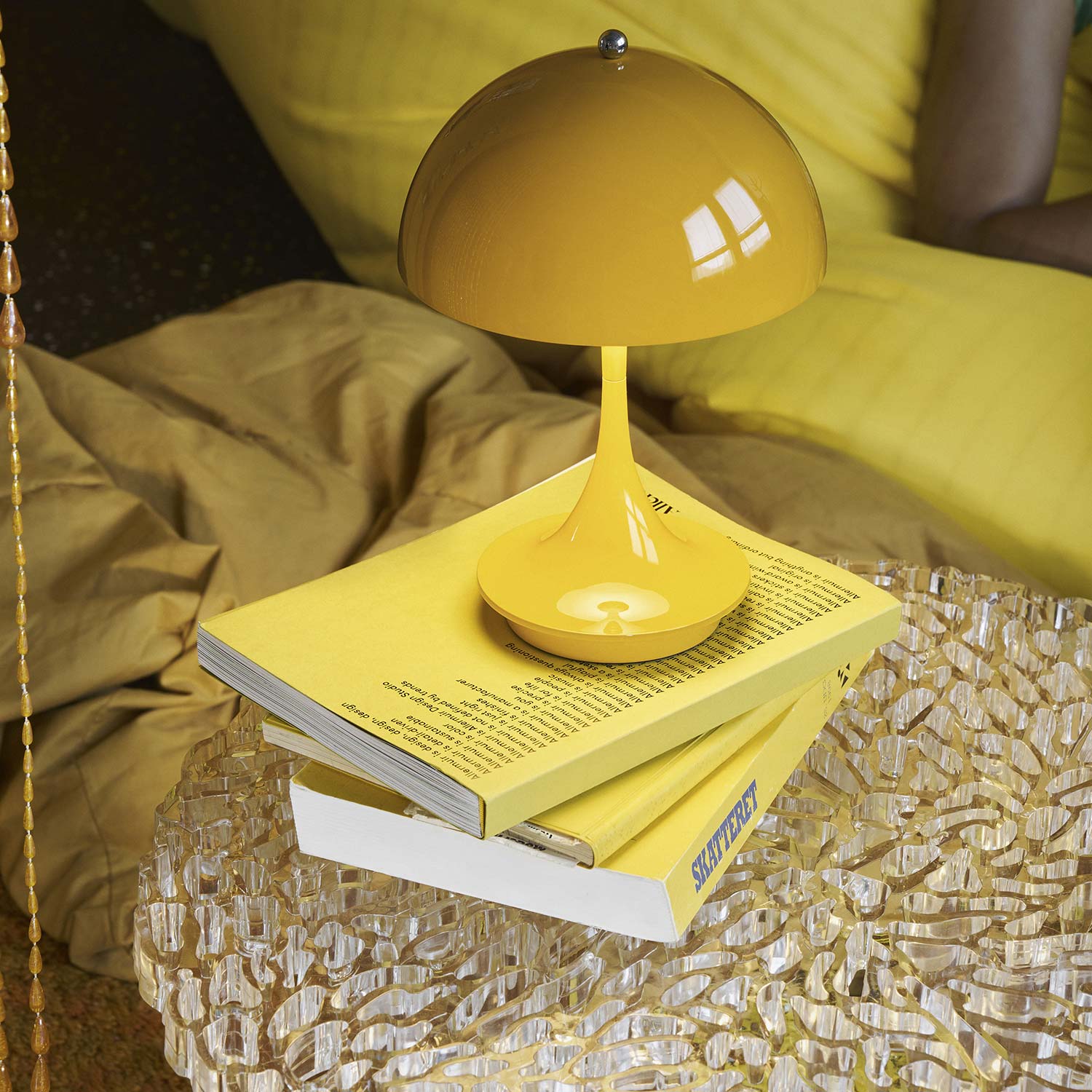 Ikonische Louis Poulsen – Panthella 160 Portable V3 in Gelb. Eine unserer liebsten Designleuchten für den Sommer.