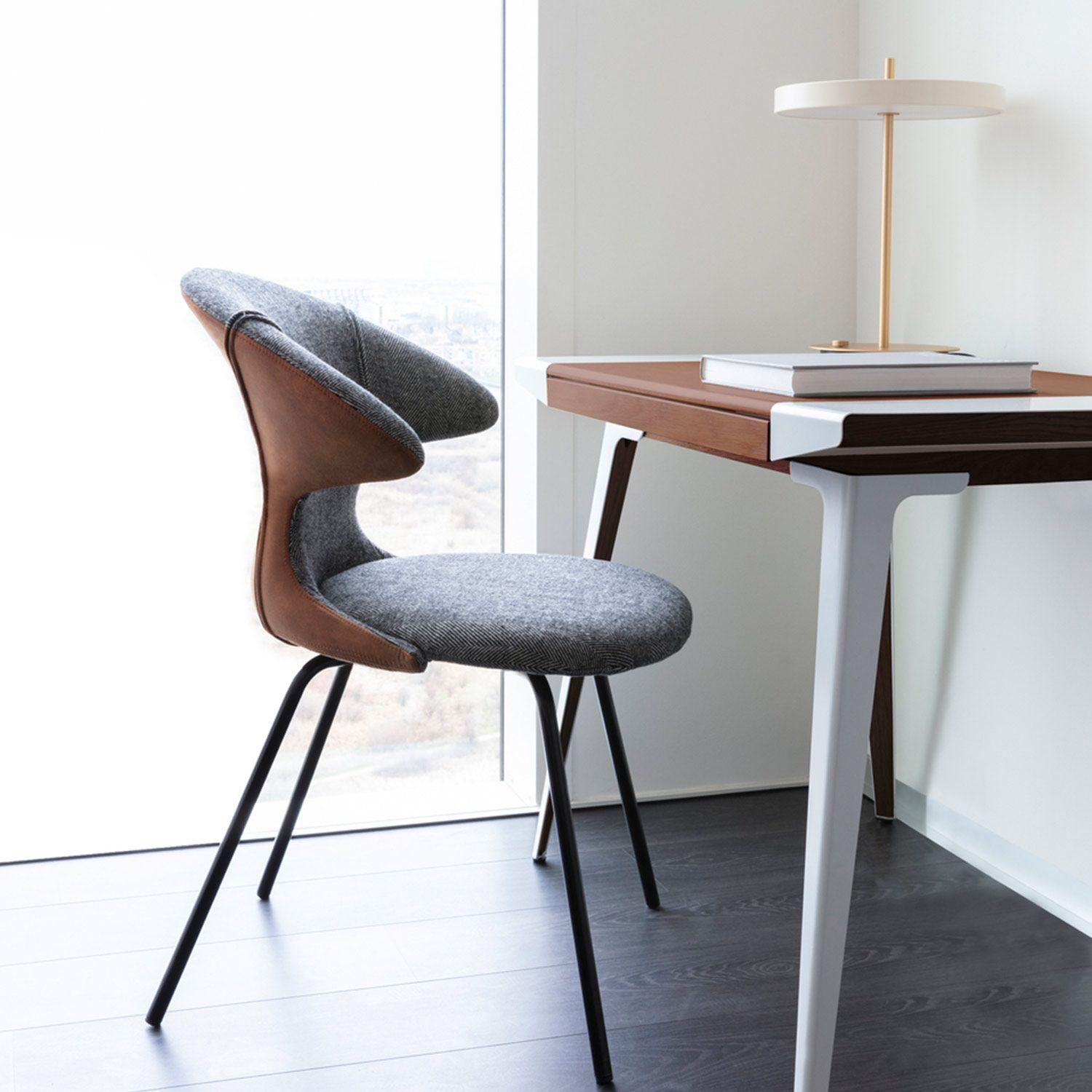 umage-asteria-tischleuchte-time-flies-ambitions_75480_1920x1920 Elegante UMAGE – Asteria Move Tischleuchte mit flachem Schirm auf einem Schreibtisch