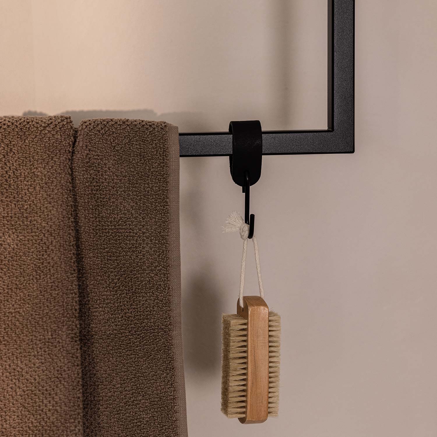 metallbude tensi handtuchhalter schwarz eckig decke close up handtuch 96929