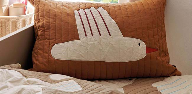 Ferm Living Kids Kissen und Decke mit Vogel