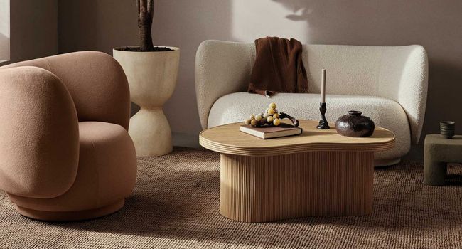 Ferm Living Couchtisch Isola Couchtisch neben Sofa und Sessel