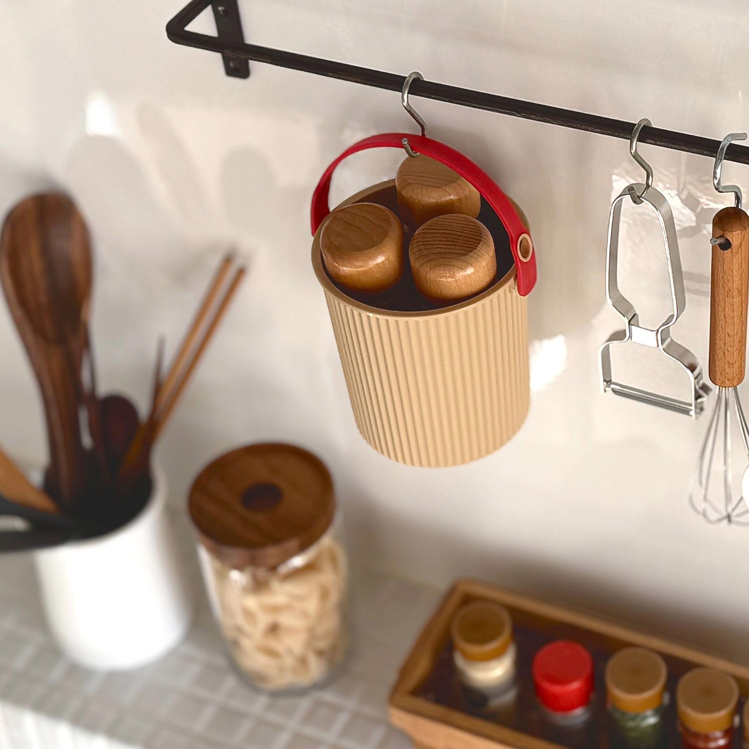 Hachiman - Omnioutil Eimer mit Deckel 0,7 l purple