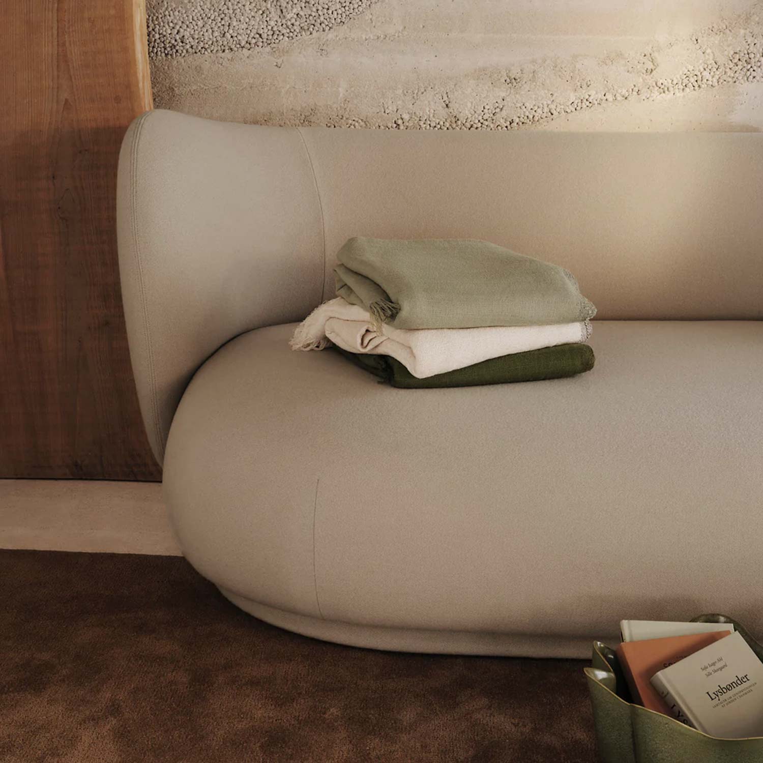 fermLIVING Weaver Throw Decke grey green 1104269795 zusammengefaltet auf Sofa 104267