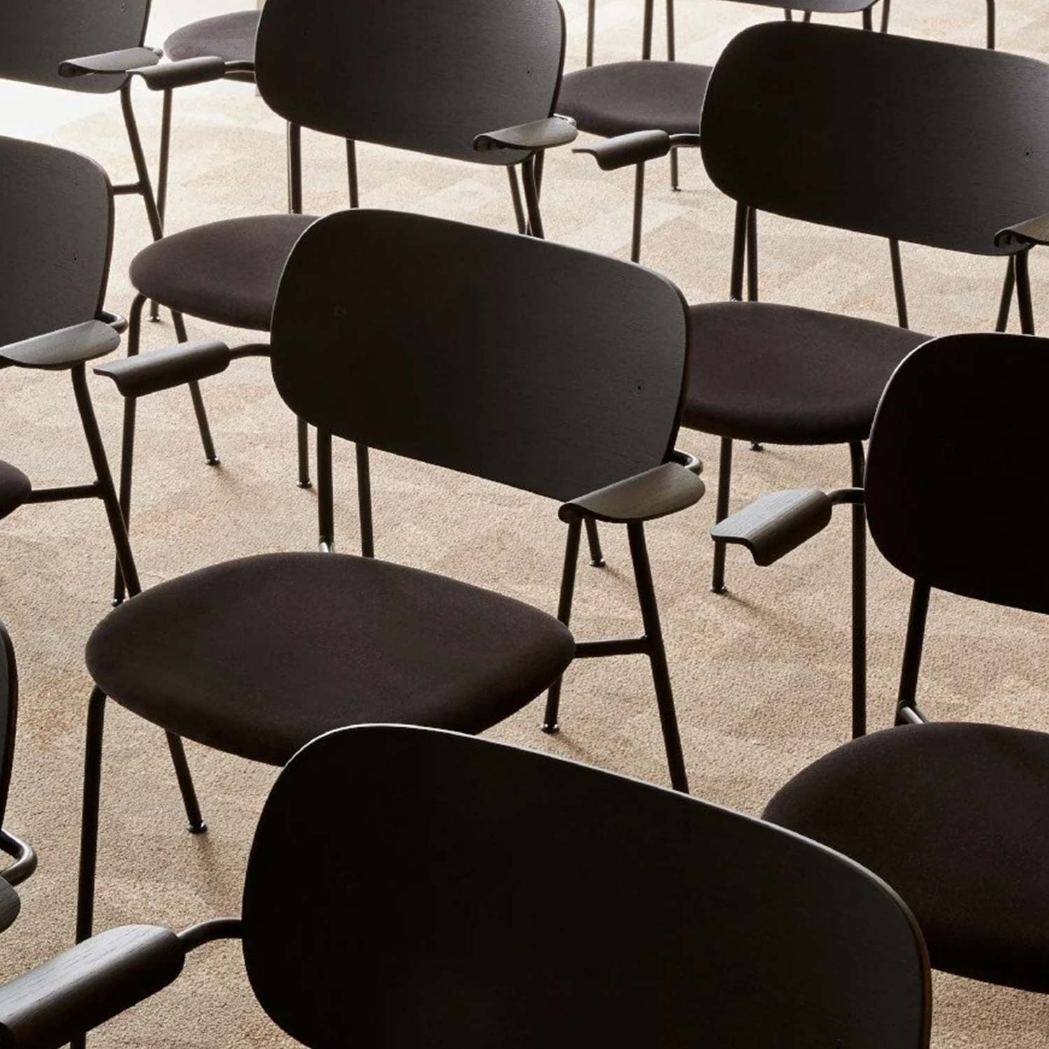 Audo - Co Dining Chair mit Armlehne Chrom/Eiche schwarz