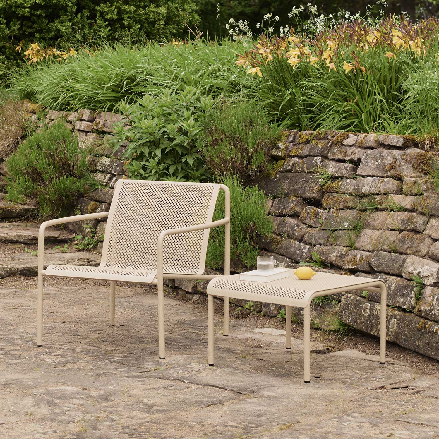 Ferm Living - Dapple Outdoor Tisch niedrig 114x57 cm cashmer