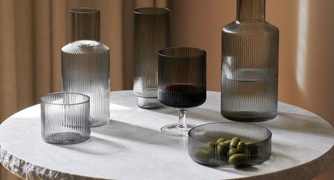 Ferm Living Ripple Ripple 4er-Set Servierschüssel auf Tisch