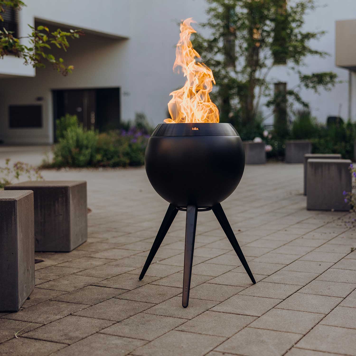 Höfats - MOON 45 all black Feuerkorb mit hohem Fuß