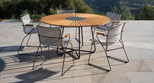 HOUE Gartenmöbel Click Gartensessel am Tisch