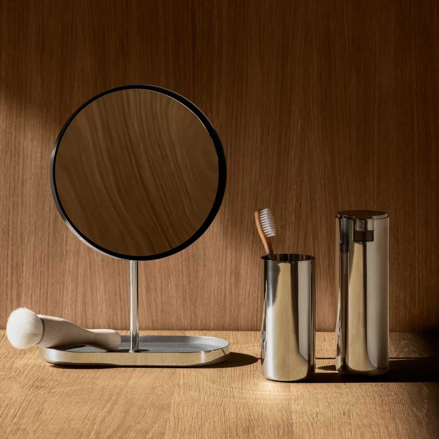 blomus MODO Zahnputzbecher poliert 65523 mit Holzhintergrund 104969