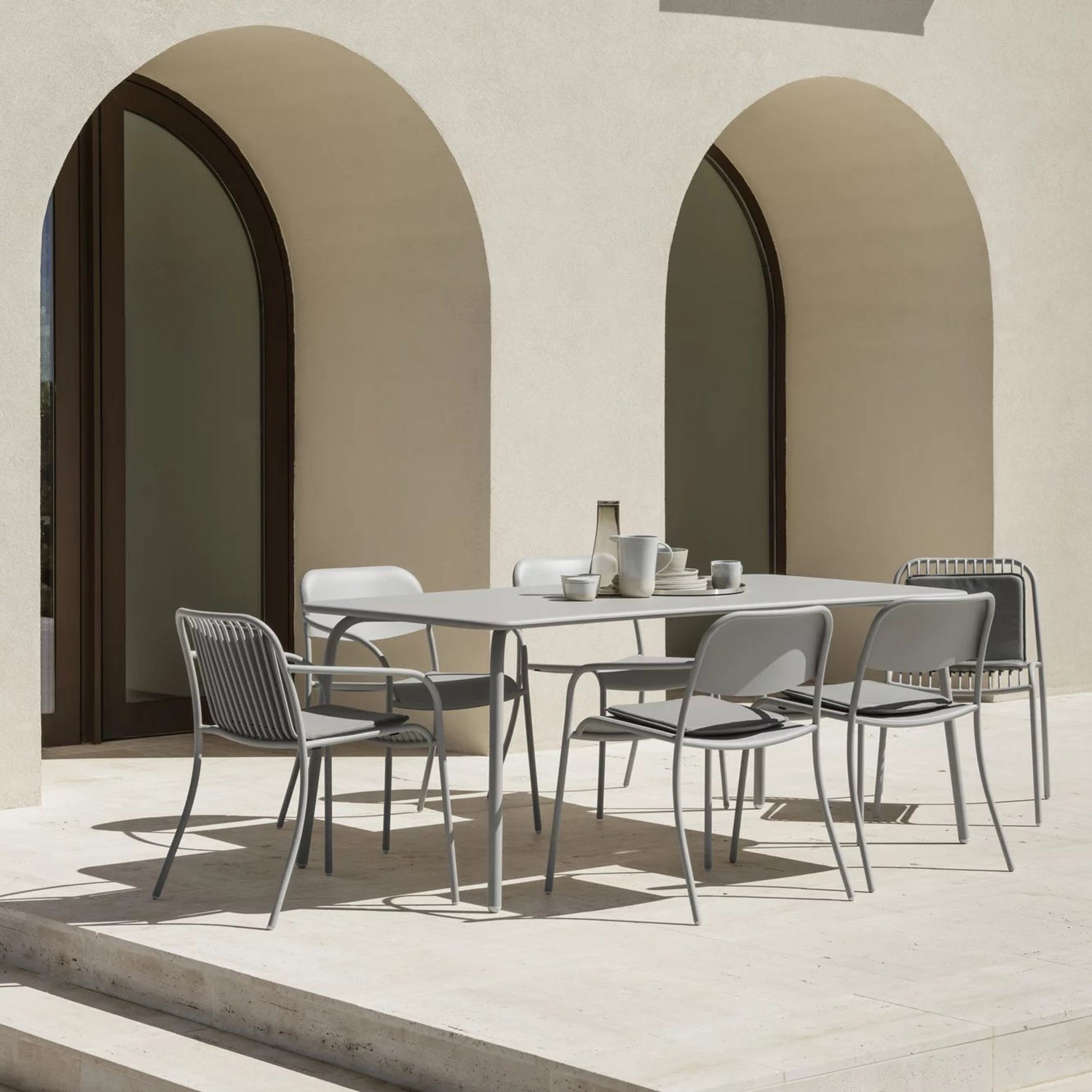 blomus yua stuhl silk grey terrasse close up 100259