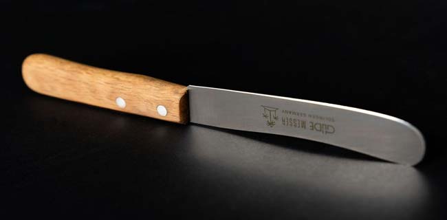 Güde Buckelsmesser auf schwarzem Hintergrund