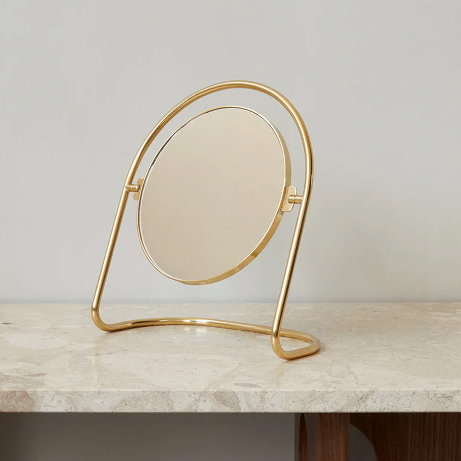 Audo Nimbus Tischspiegel auf dem Tisch 103769