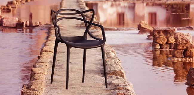 Kartell Sedia Stuhl in schwarz am Meer